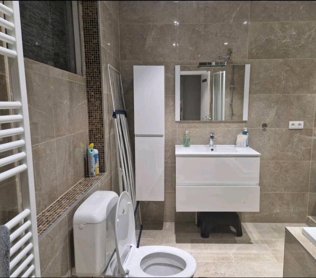 Bright And Cozy Close To Airport Grenier Accommodatie bij particulieren *